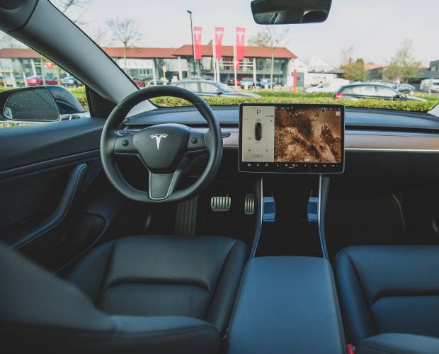 US agency investigates reports Tesla owners can play videogames while driving